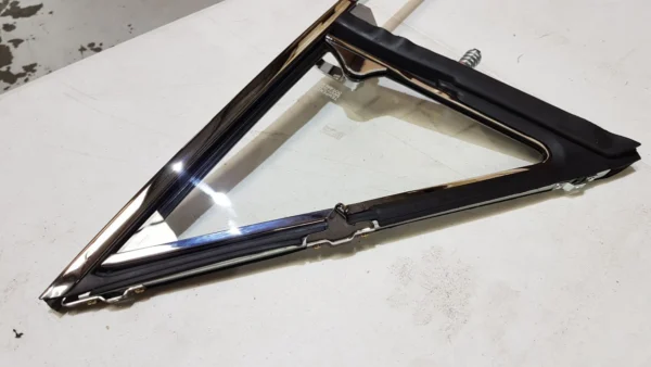 Ford Falcon XY Left Hand 1 4 Quarter Vent Window Assembly2