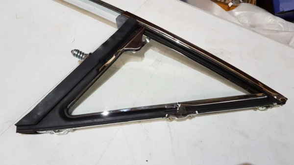 Ford Falcon XY Right Hand 1 4 Quarter Vent Window Assembly1