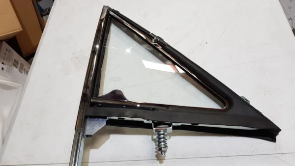 Ford Falcon XY Right Hand 1 4 Quarter Vent Window Assembly2