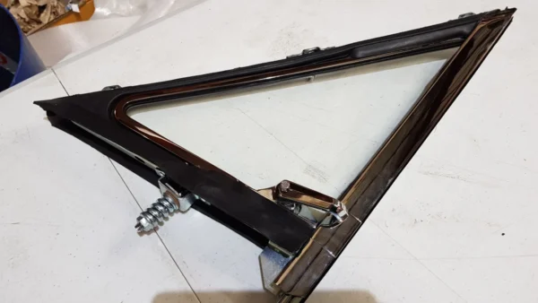 Ford Falcon XY Right Hand 1 4 Quarter Vent Window Assembly5